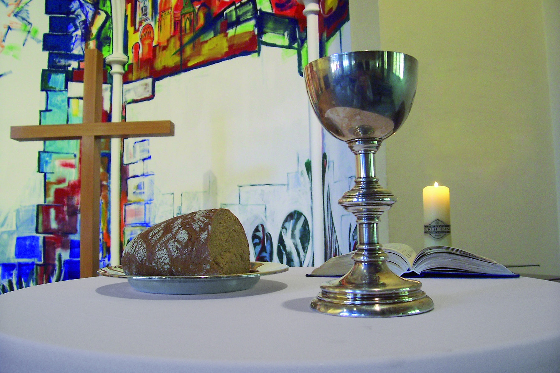 Am Abendmahl können alle Besucher des Gottesdienstes teilnehmen. Es gibt zur Auswahl Gemeinschafts- und Einzelkelche.