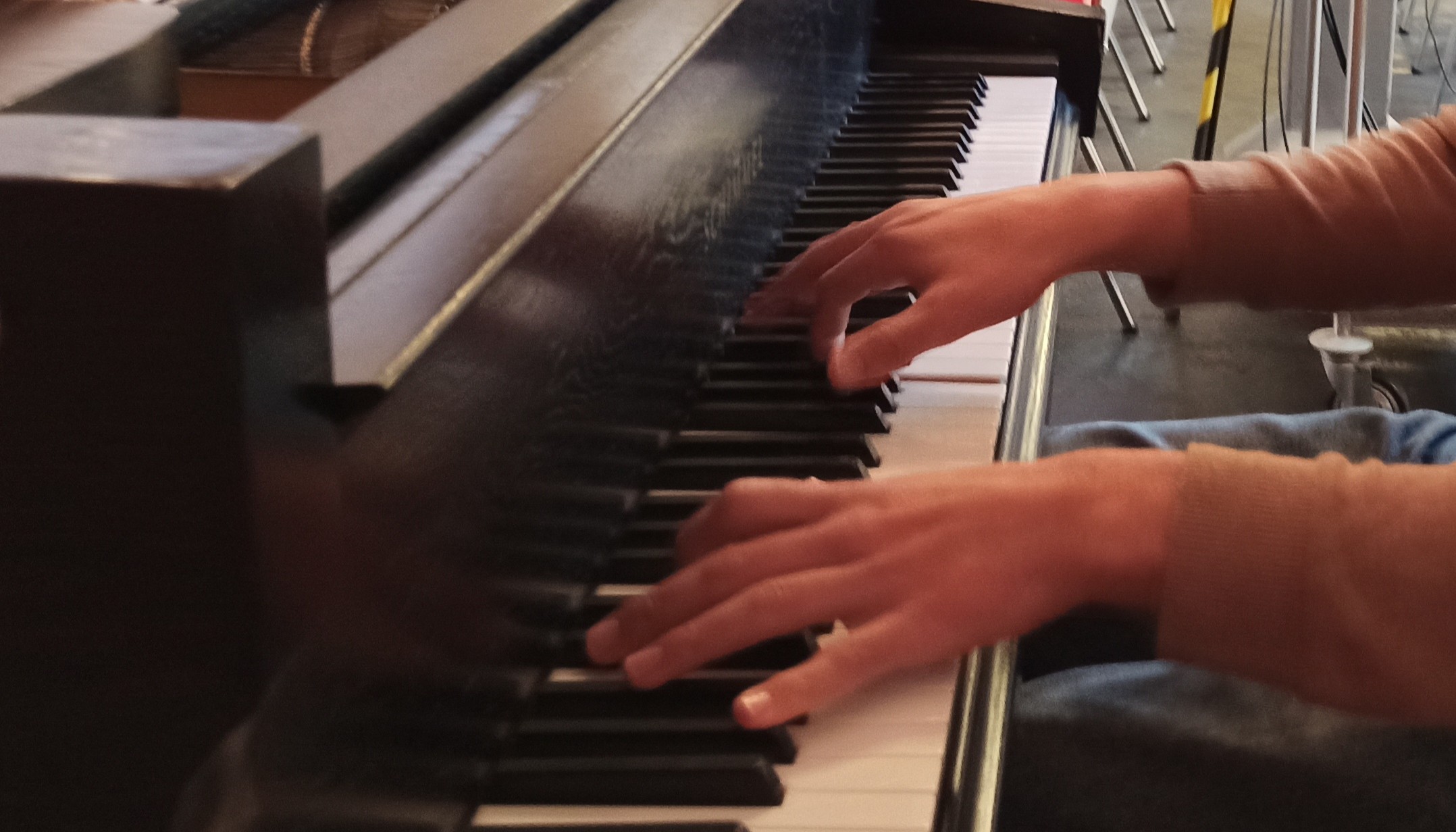 Zwei Hände am Klavier Bild, dass zwei Hände am Klavier zeigt