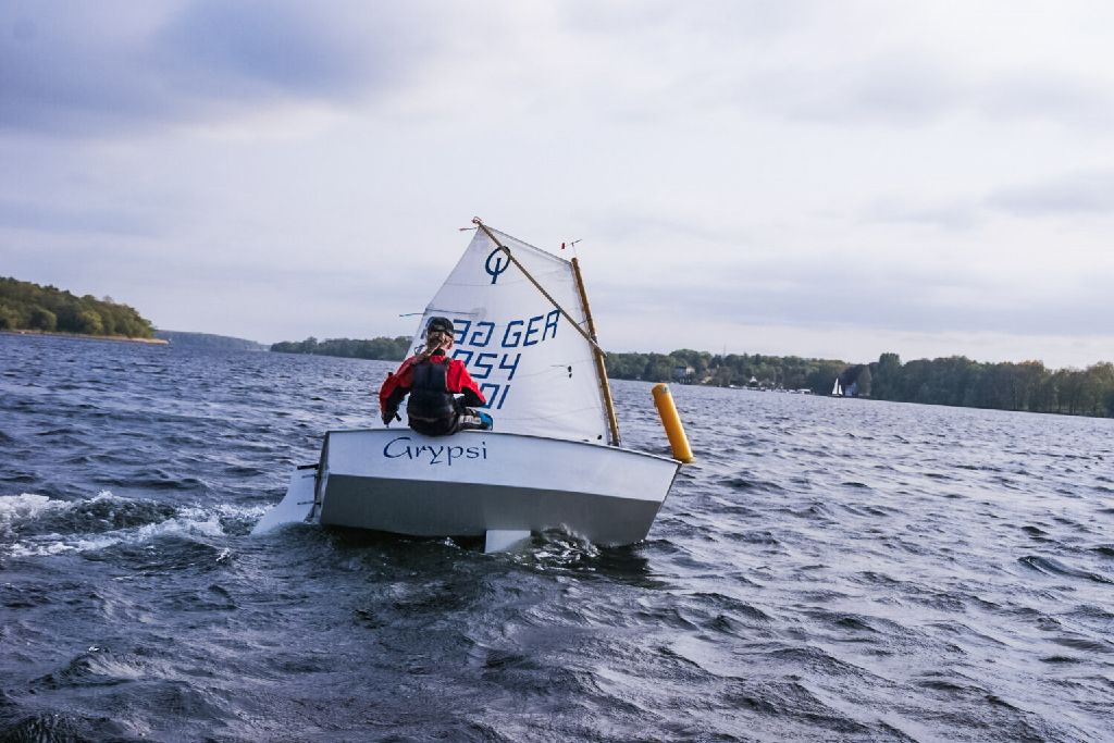 Segeln mit dem Optimist auf dem Stößensee (Foto Segelvereinigung Havel e.V.)
