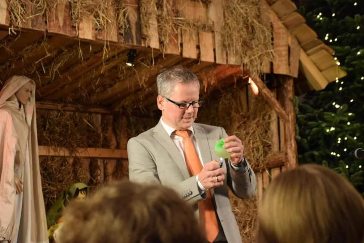 Auf den Inhalt kommt es an! Pastor Hendrik Kissel veranschaulicht - mit Wasser im Luftballon und Feuerzeug - "Stabilität" im Leben. 