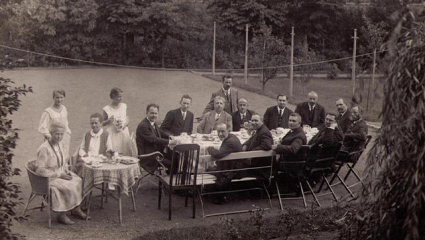 Br. Odinzow aus Moskau, Leiter des russischen Baptistenbundes (1933 verhaftet – 1939 erschossen), zu Besuch bei der russischen Berliner Baptistengemeinde, 1928. Hintere Tischreihe, dritte Person von links, im hellen Anzug, rechts von ihm der damalige Gemeindepastor, Br. Thiessen