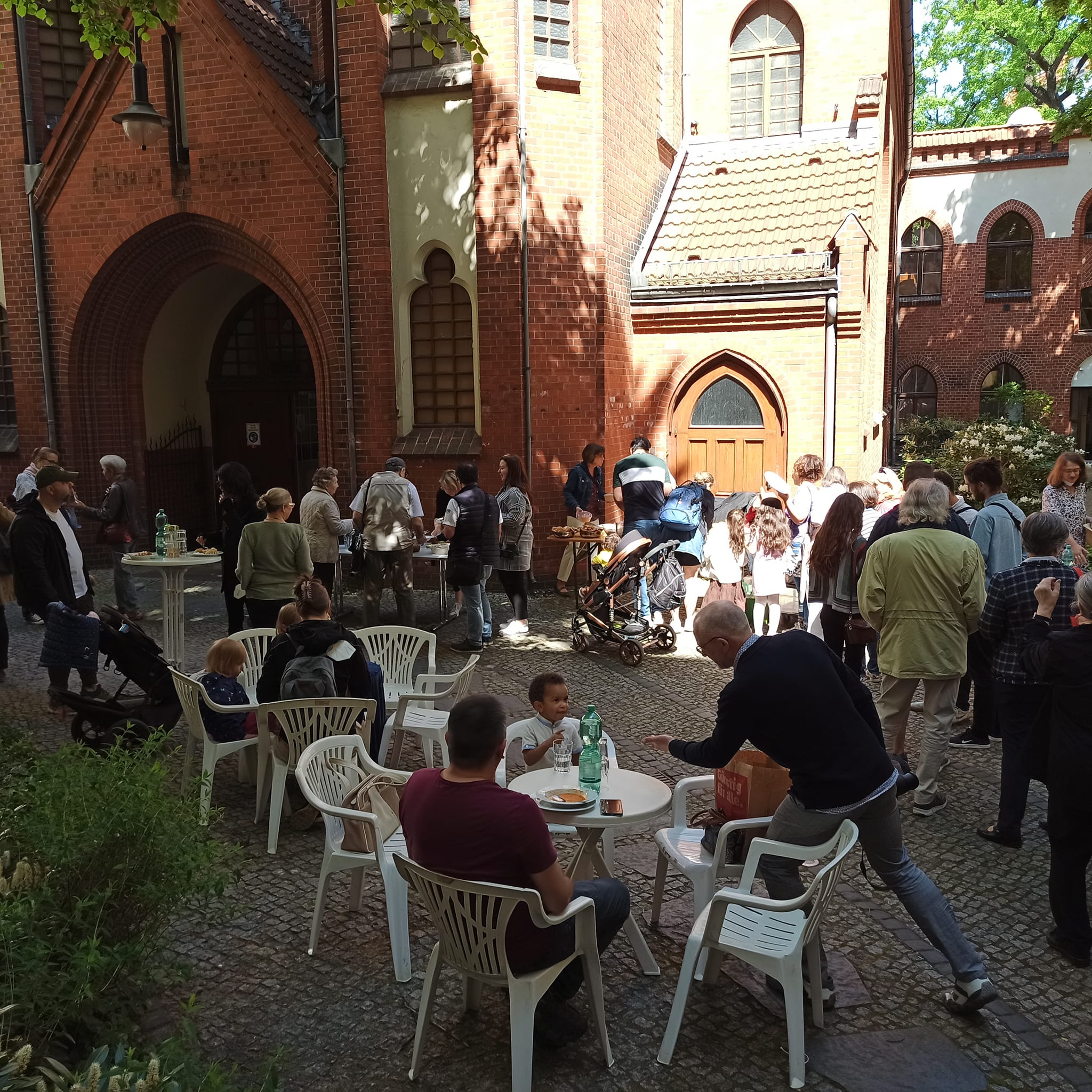 Gemütliches Zusammensein im Hof auf dem Campus Friedenskirche
