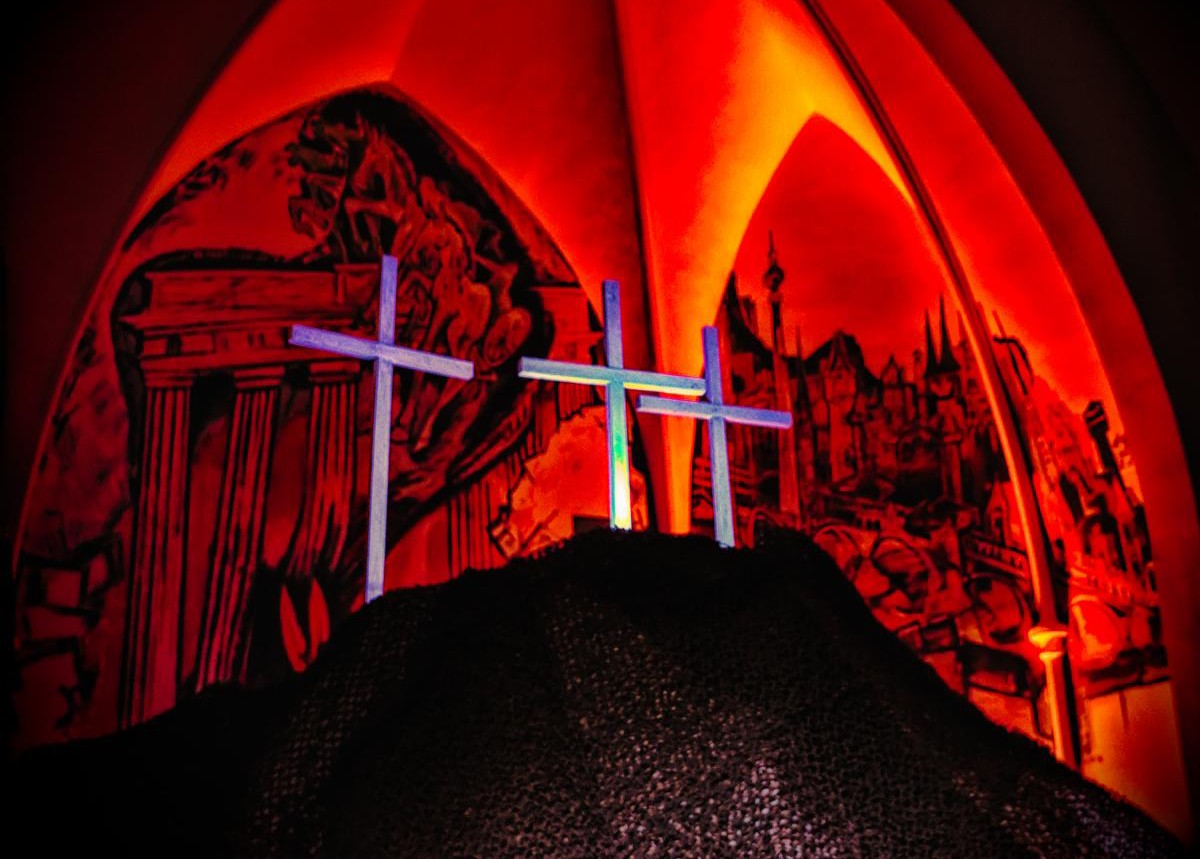 5 Meter Golgathahügel im Kirchsaal. Unter dem Berg befindet sich im Taufbecken die Grabeshöhle.