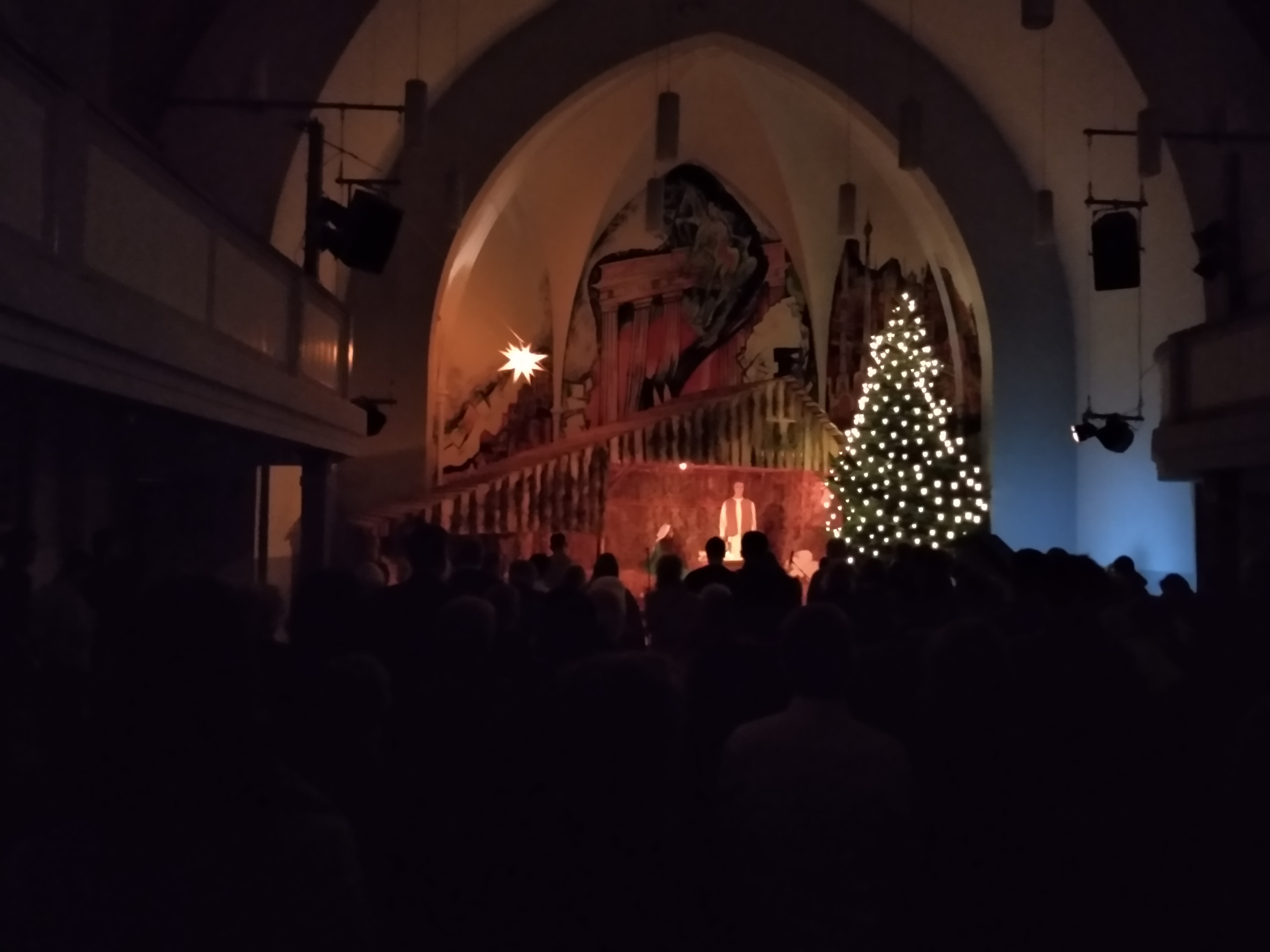 Christvesper 2018 - Der große Stall befindet sich jedes Jahr im Kirchsaal